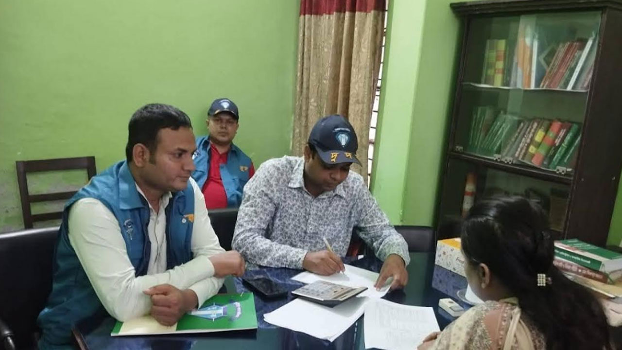 রাজবাড়ীতে সাব-রেজিস্ট্রার অফিসে দুদকের ছদ্মবেশী অভিযান